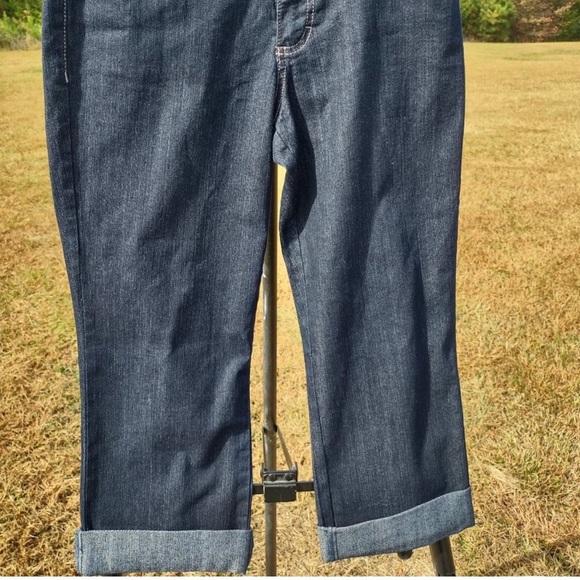 Bandolino Cropped Jeans - Picture 2 of 4